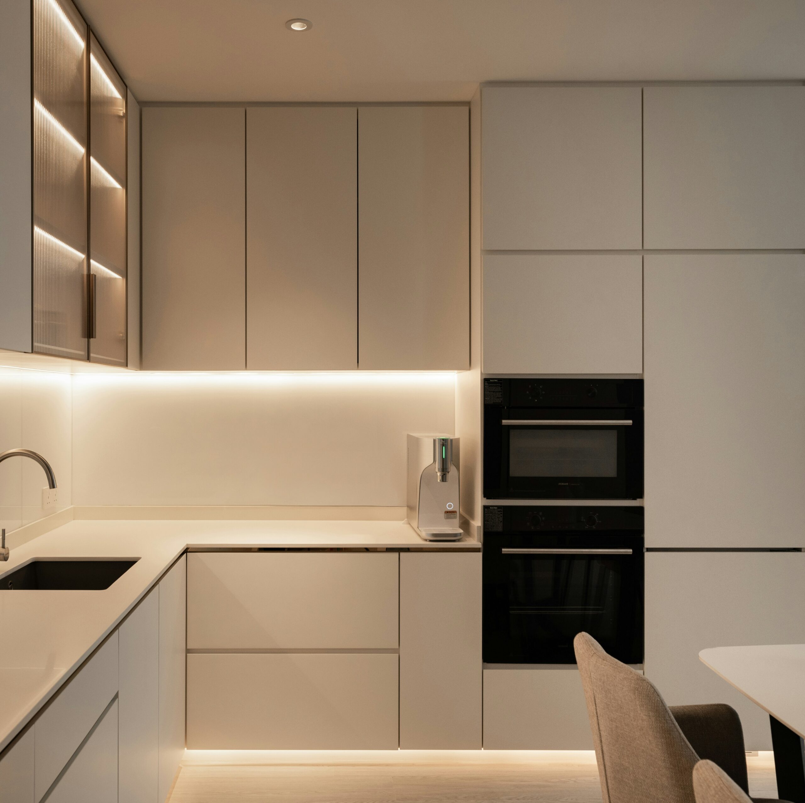 Carefully placed kitchen lights that illuminate each corner of the kitchen